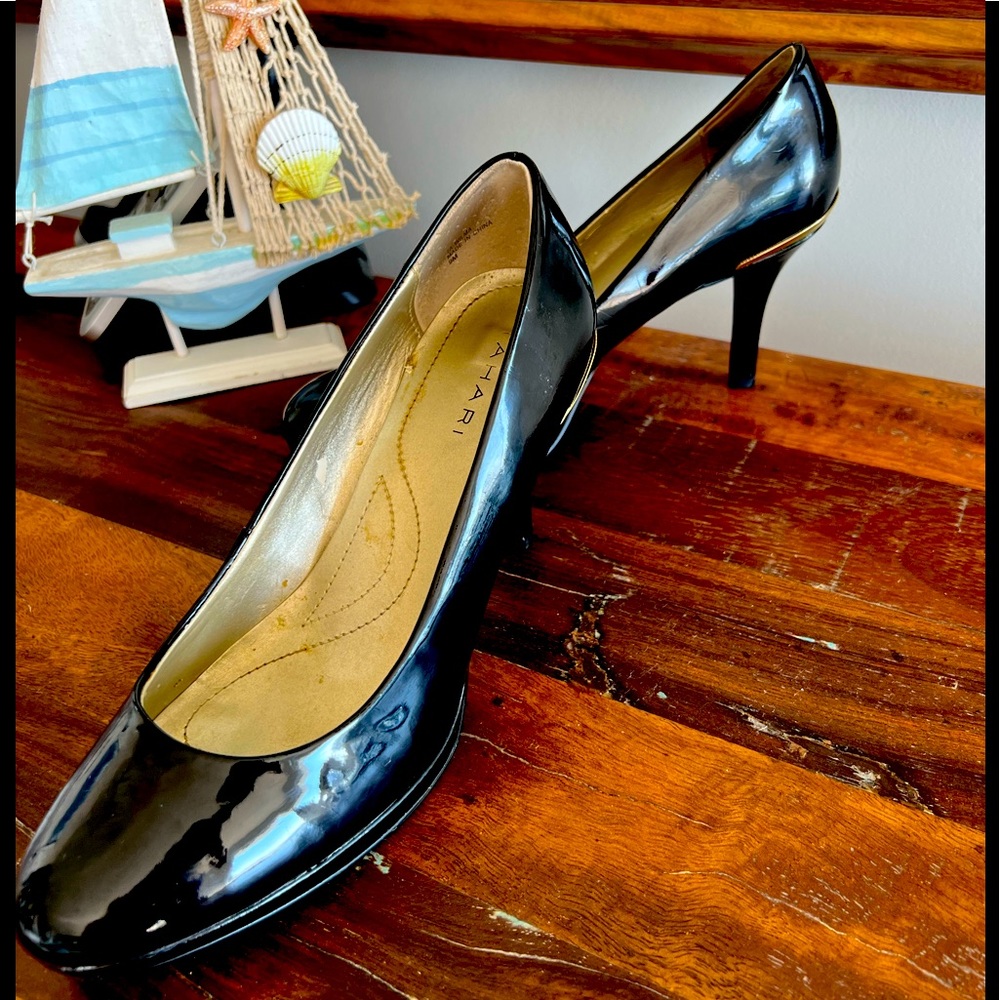 Tahari  Black Patent LeatherSize 9